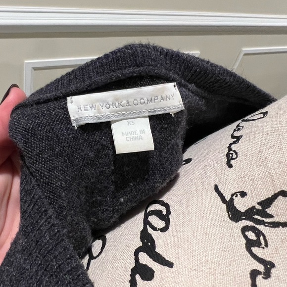 Gray V-neck sweater - Picture 4 of 4